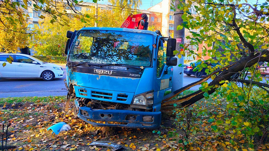 Во Владимире на проспекте Ленина манипулятор вынесло на газон